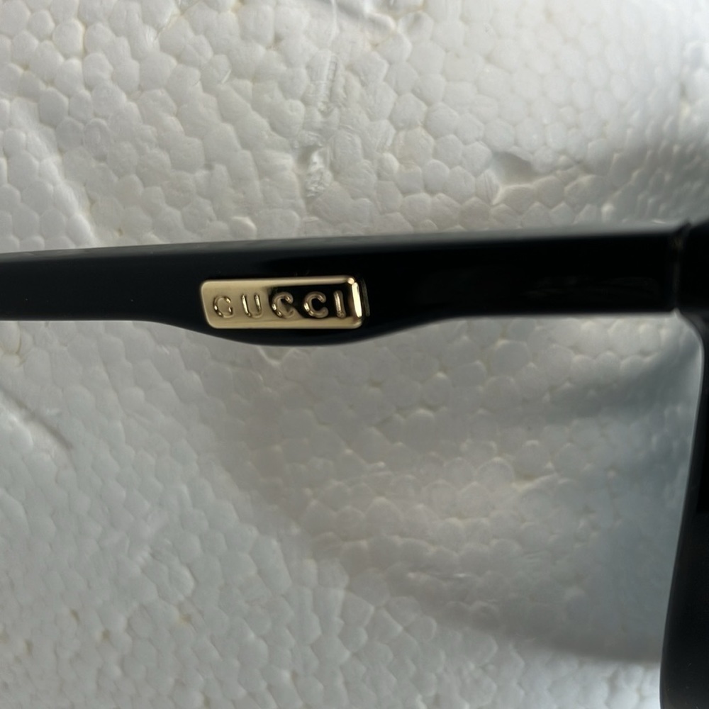 Gucci women black sunglasses and Gucci burgundy sunglass case - Picture 4 of 7